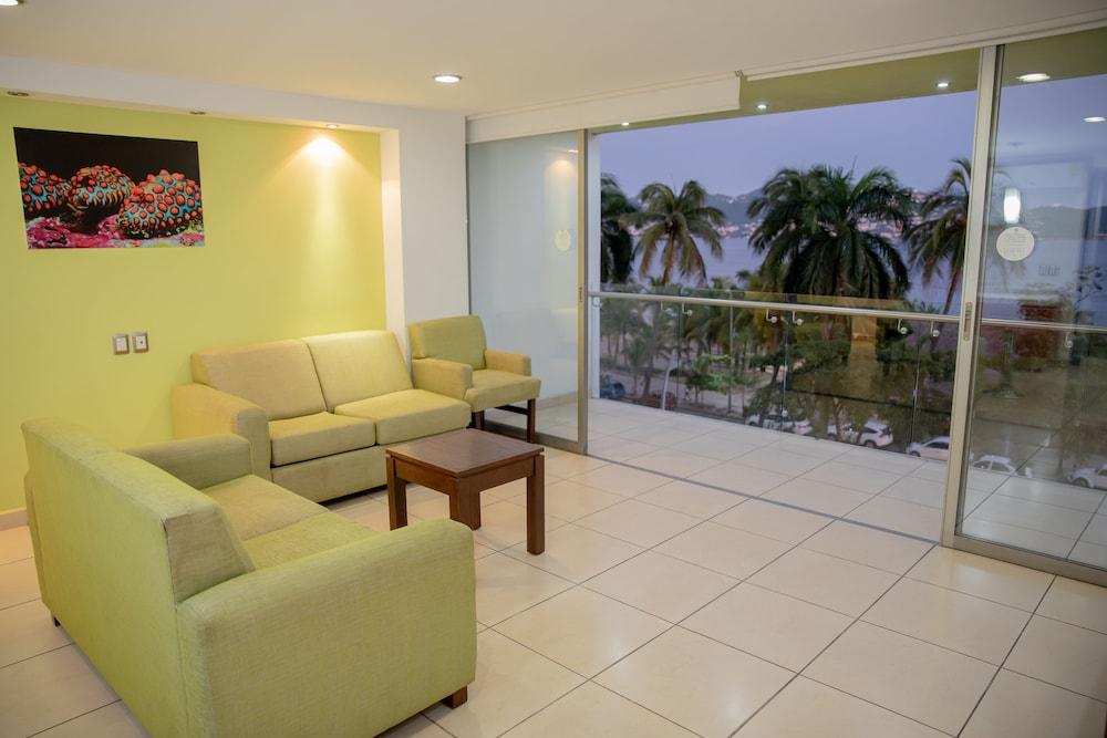 Ramada By Wyndham Acapulco Hotel & Suites エクステリア 写真