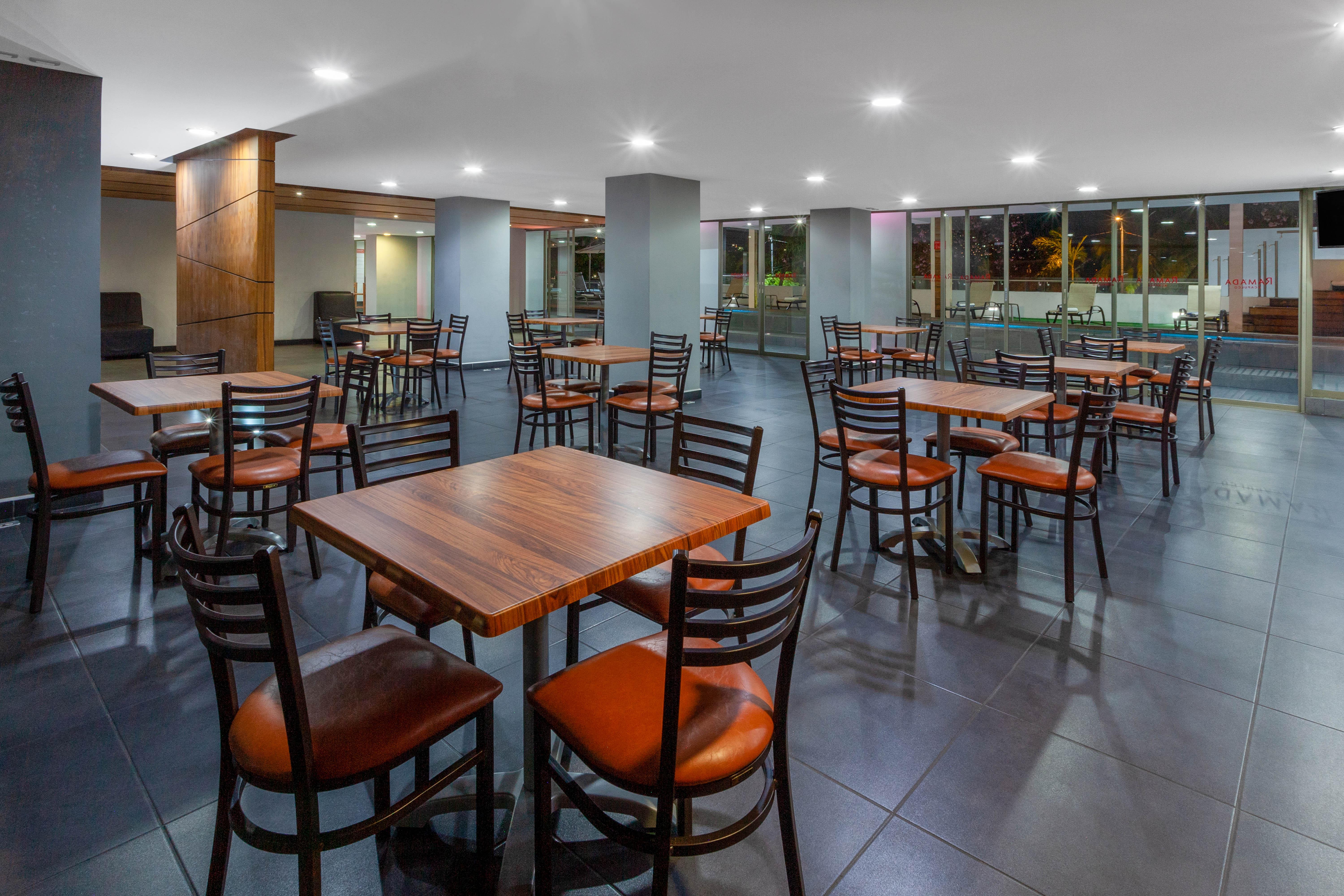 Ramada By Wyndham Acapulco Hotel & Suites エクステリア 写真