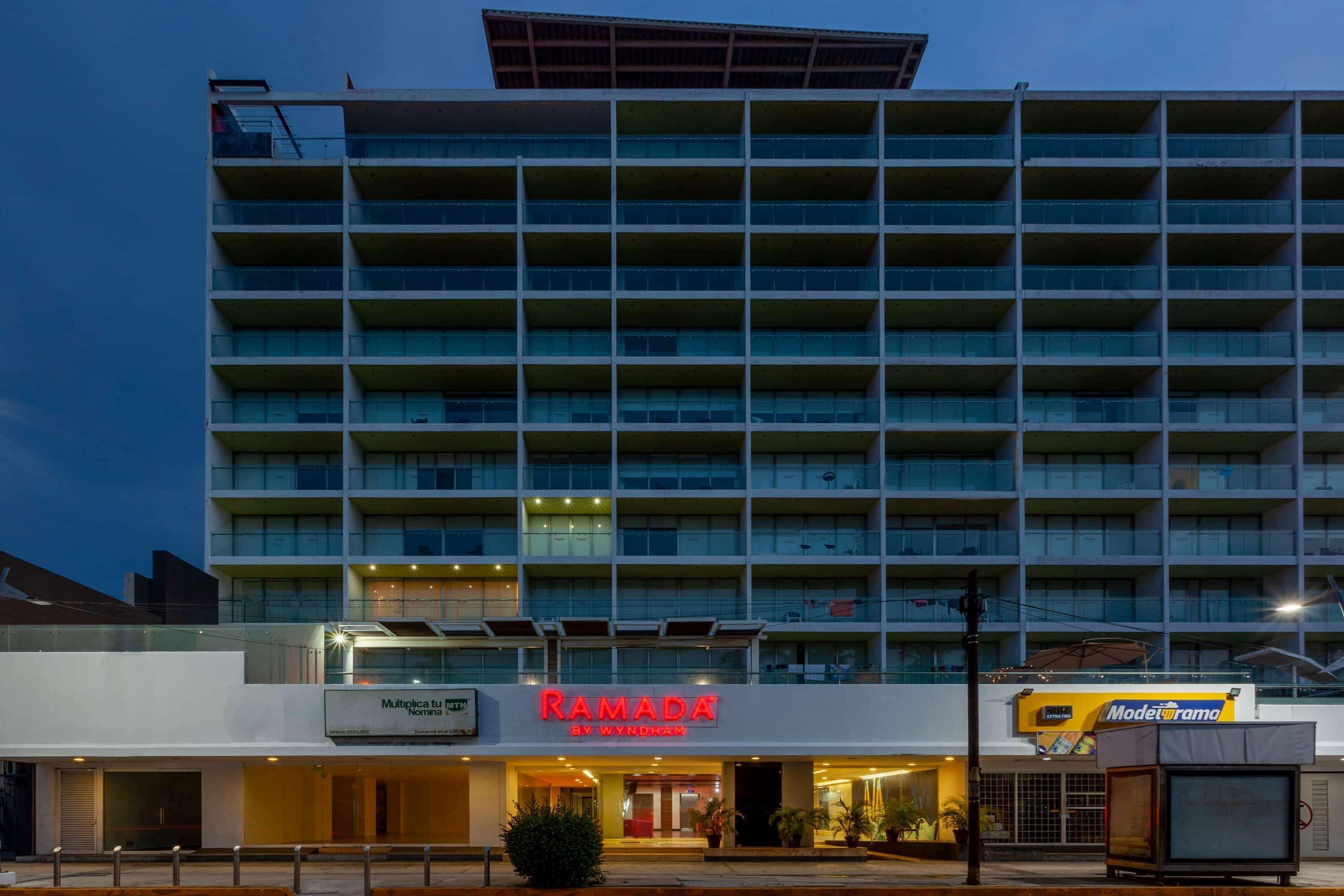 Ramada By Wyndham Acapulco Hotel & Suites エクステリア 写真
