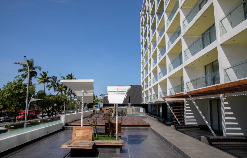 Ramada By Wyndham Acapulco Hotel & Suites エクステリア 写真